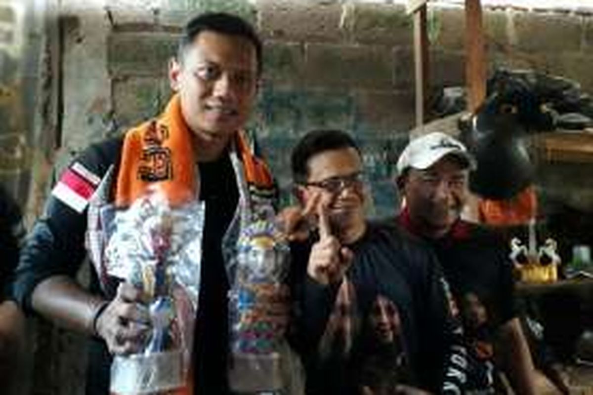 Calon gubernur DKI Agus Harimurti Yudhoyono kampanye di wilayah Cipinang Besar Utara (Cibesut) di Jatinegara, Jakarta Timur. Di lokasi ini, Agus sempat mengunjungi lokasi kerajinan pembuat patung. Rabu (18/1/2017).