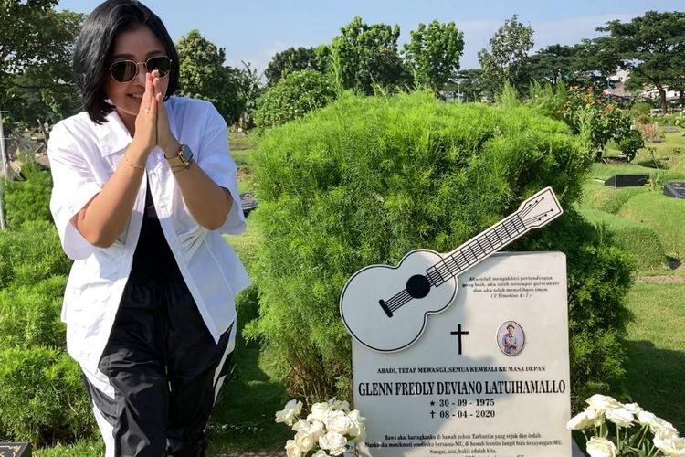 Penyanyi Mutia Ayu mendatangi tempat peristirahatan terakhir Glenn Fredly di Tempat Pemakaman Umum Tanah Kusir, Jakarta Selatan.