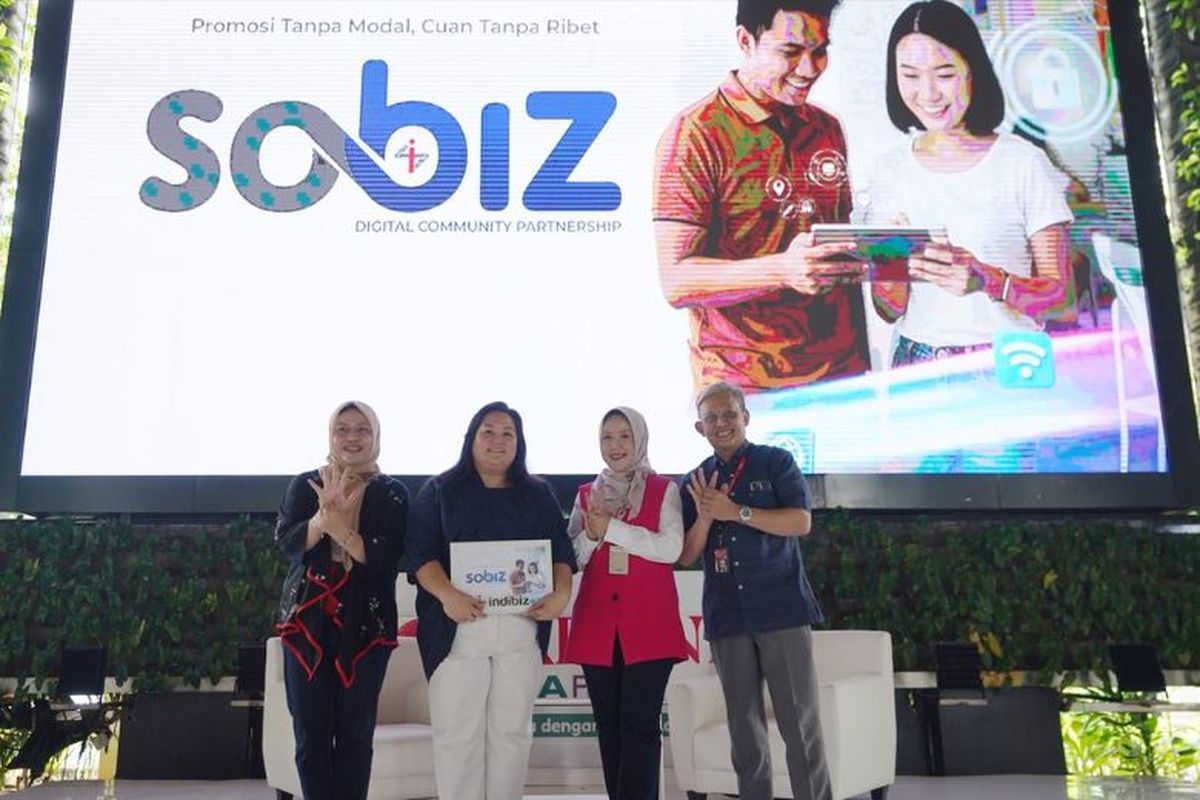 OVP Enterprise Marketing Regional Management Telkom Reni Yustiani (kedua dari kanan) resmi memperkenalkan program Sobat Indibiz (SOBIZ) dalam rangkaian program Kartini BISA Fest yang digelar beberapa waktu lalu. 