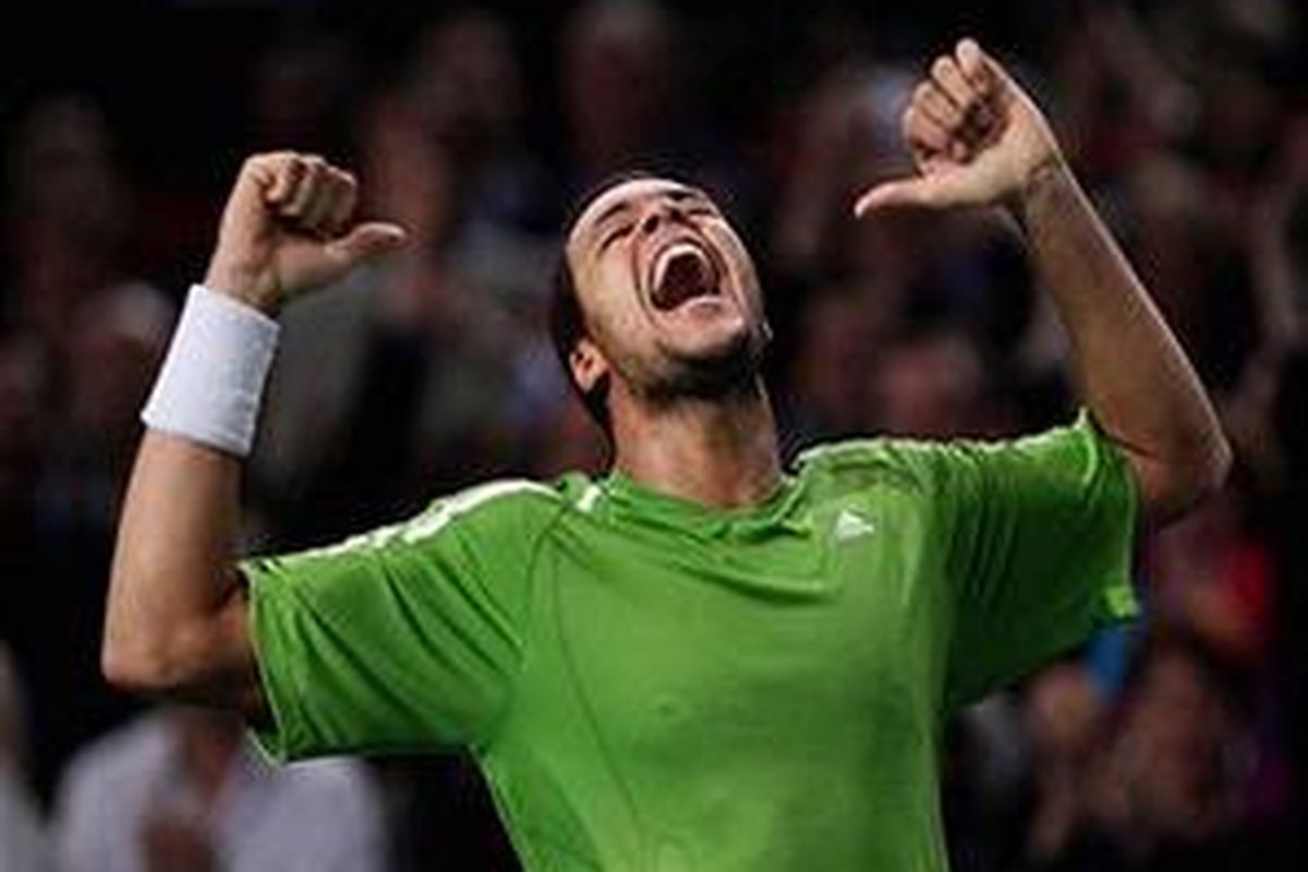 Petenis Perancis, Jo-Wilfried Tsonga meluapkan kegembiraannya usai mengalahkan Andy Roddick di perempat final ATP Masters Paris, Jumat (31/10).