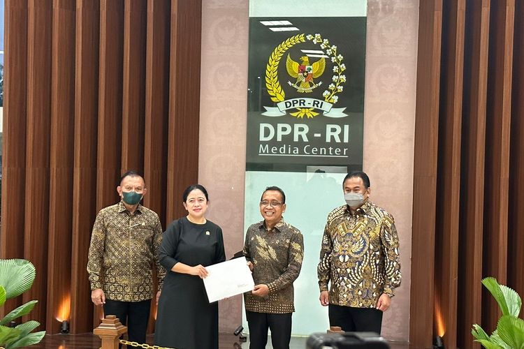 Ketua Dewan Perwakilan Rakyat (DPR) Republik Indonesia (RI) Puan Maharani dalam konferensi pers di Media Center DPR RI, Senin (28/11/2022).
