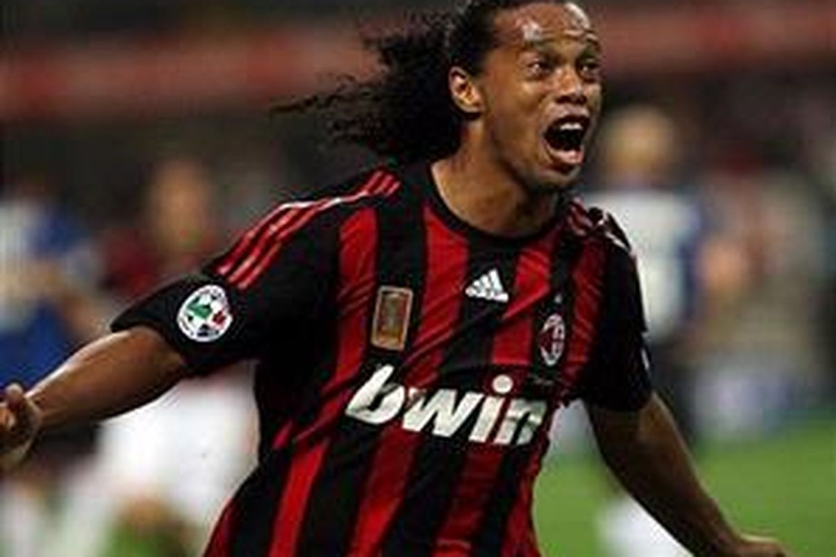 Ronaldinho meluapkan kegembiraannya setelah mencetak gol ke gawang Inter Milan.