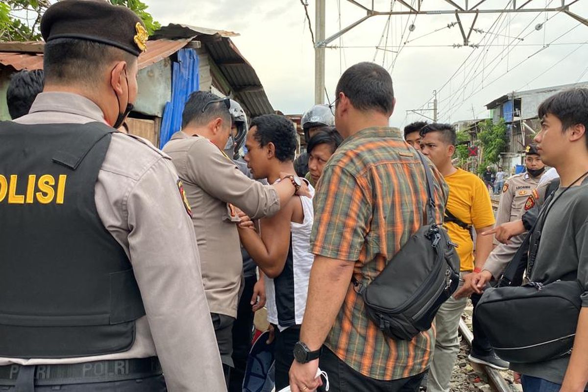 Jajaran polisi dari Polres Metro Jakarta Utara mengamankan terduga pelaku penyalahgunaan narkoba di Kampung Bahari, Tanjung Priok pada Rabu (30/11/2022). 