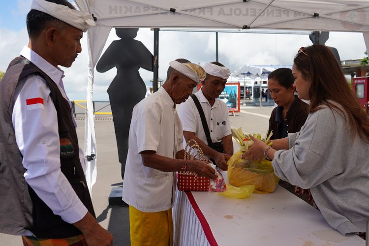Tekan Sampah, Pura Besakih Berlakukan Pemeriksaan Plastik Selama Upacara
