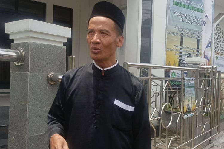 Ketua RW 10 Komplek GBI, Ahmad Sanusi (58) saat diwawancarai terkait banjir yang kerap melanda Komplek GBI, Desa Buahbatu, Kecamatan Bojongsoang, Kabupaten Bandung, Jawa Barat, Selasa (4/3/2025)