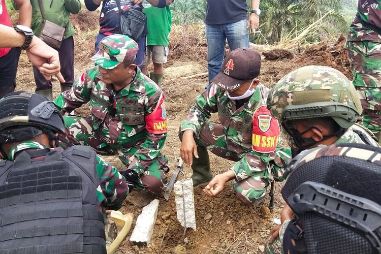 Patok batas negara di Kecamatan Sekayam, Kabupaten Sanggau, Kalimantan Barat (Kalbar) yang rusak akibat aktivitas alat berat perkebunan kelapa sawit asal Malaysia telah diperbaiki dan dipastikan tidak bergeser. 
