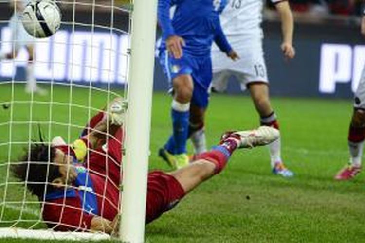 Penjaga gawang Italia, Gianluigi Buffon, berusaha menahan bola yang kemudian menjadi gol saat Italia bermain imbang 1-1 melawan Jerman dalam laga uji coba di San Siro, Milan, Jumat (15/11/2013).