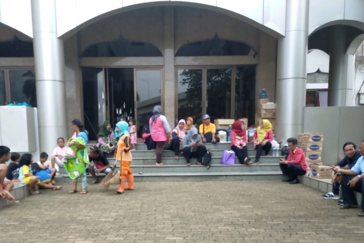 Kondisi membaik pascabanjir, para pengungsi di Masjid Universitas Borobudur, Cipinang Melayu, Jakarta Timur, berangsur pulang ke rumah masing-masing, Kamis (27/2/2020).