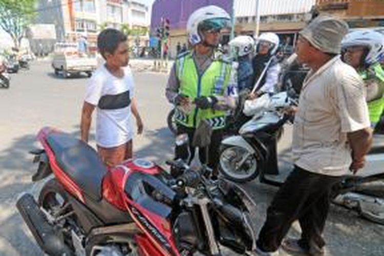 Anggota Sat Lantas Polres Pamekasan merazia anak di bawah umur yang menggunakan kendaraan di jalan raya, Selasa (10/9/2013).