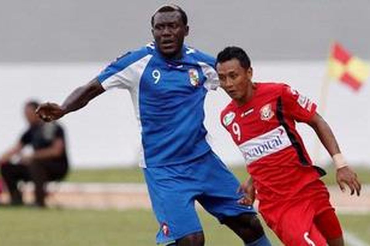 Pemain Pelita Jaya, Joko Sasongko (kanan), berebut bola dengan pemain PSPS Pekanbaru, Patrice Nzekou, pada pertandingan lanjutan Liga Super Indonesia di Stadion Kuantan Singingi Sport Centre, Kuansing, Riau, Sabtu (28/5/2011). PSPS Pekanbaru mengalahkan Pelita Jaya dengan skor 1-0. 