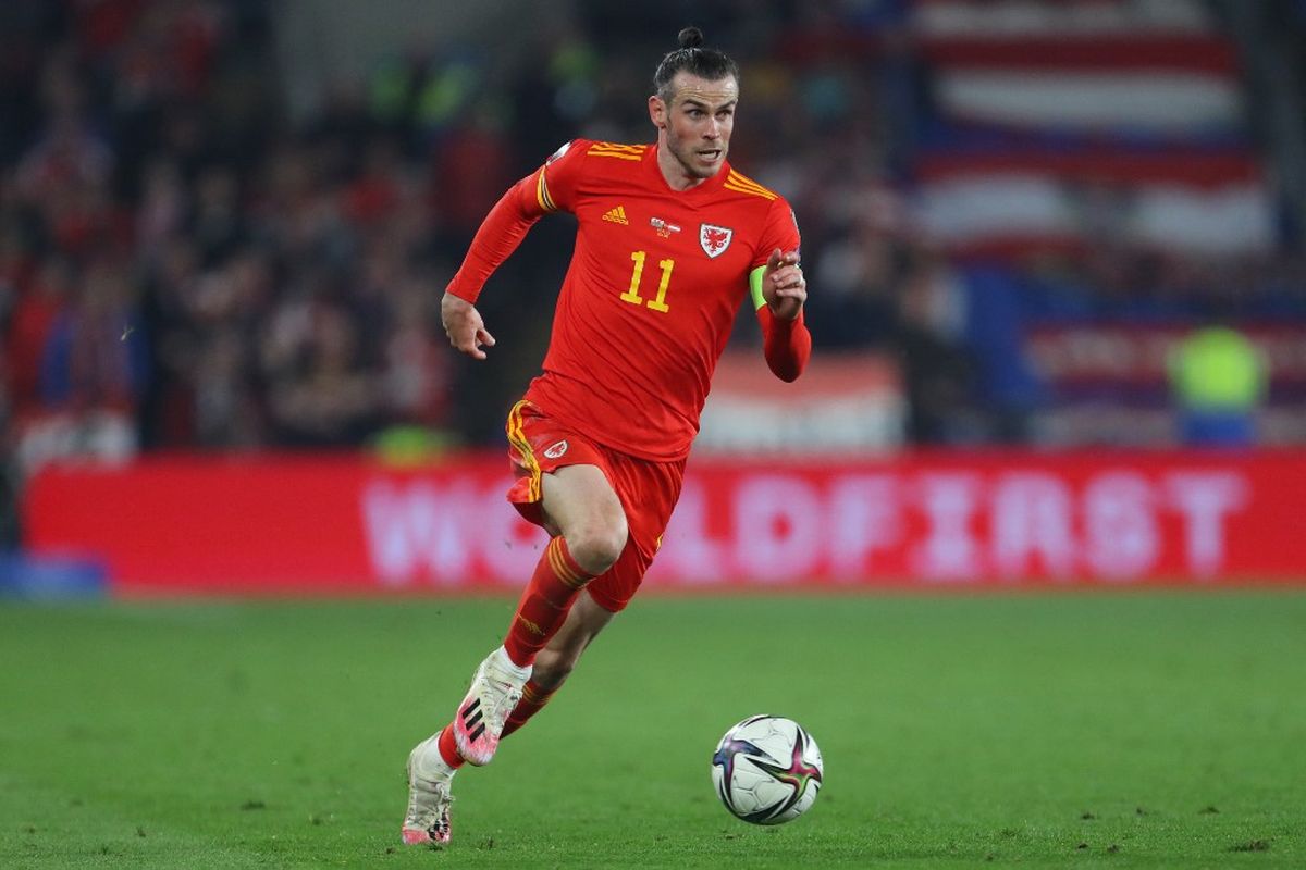 Kapten timnas Wales, Gareth Bale, beraksi pada laga semifinal playoff Piala DUnia 2022 kontra Austraia di Cardiff, Wales, pada 24 Maret 2022. Gareth Bale saat ini bermain di MLS membela Los Angeles FC dan membawa klubnya itu juara MSL 2022.