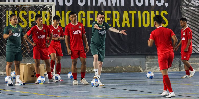 Pelatih Timnas Futsal Indonesia Hector Souto (ketiga kanan) memberikan arahan kepada anak asuhannya saat mengikuti pemusatan latihan di ANFA Arena, Kelapa Gading, Jakarta, Selasa (2/6/2026). Pemusatan latihan tersebut digelar sebagai persiapan Timnas Futsal Indonesia U-17 menjelang VI Nations Futsal Tournament 2026 di Spanyol yang akan berlangsung pada 24-28 Juni 2026. ANTARA FOTO/Darryl Ramadhan/YU