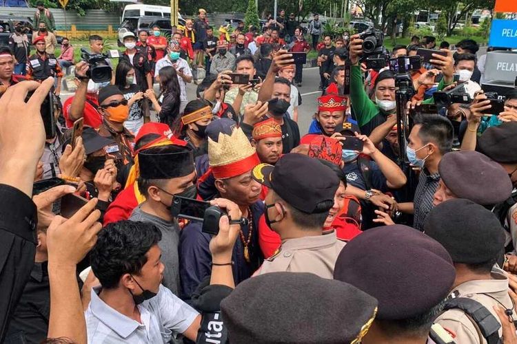 Sejumlah warga yang tergabung dalam Aliansi Masyarakat Kalimantan Tengah saat berdemonstrasi di Pengadilan Negeri Palangkaraya, Jumat (27/5/2022).