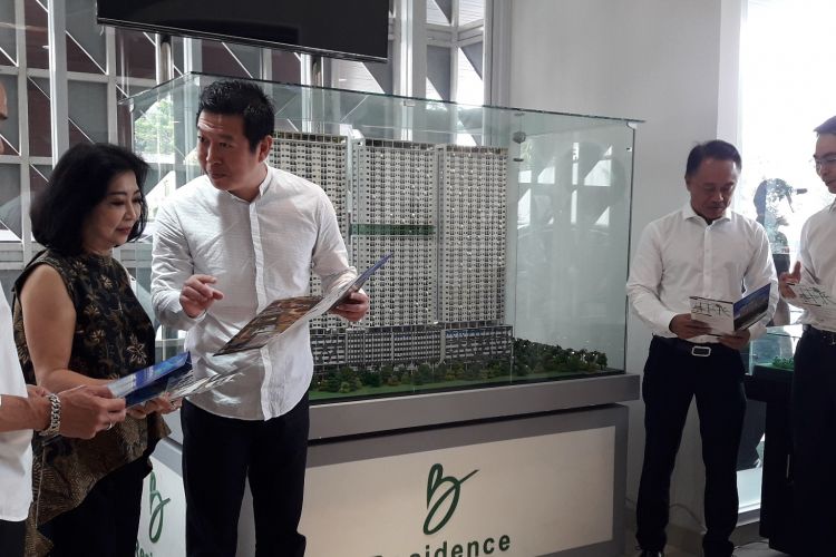 Apartemen B Residence telah mencapai tahap tutup atap. Tampak Direktur Utama PT MGM Propertindo Lukas Buntoto (ketiga dari kiri) didampingi Komisaris Utama MGM Propertindo Rudy Sugiarto (paling kiri), dan Komisaris Baron Respati (paling kanan), di Edutown, BSD City, Tangerang Selatan, Kamis (13/9/2018).