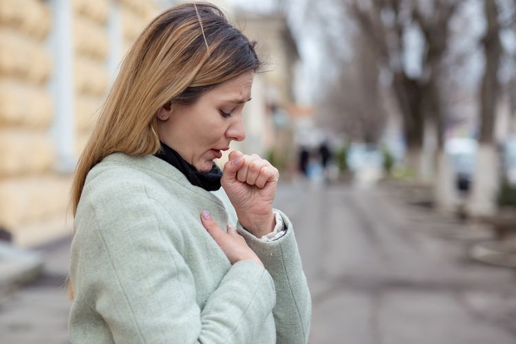 Ilustrasi batuk alergi dingin, penyebab batuk alergi dingin, cara mengatasi batuk alergi dingin