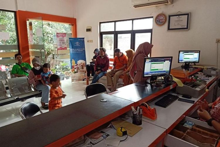 Penyaluran BSU di Kantor Pos Cabang Pusat Cakranegara, Mataram, Nusa Tenggara Barat (NTB)