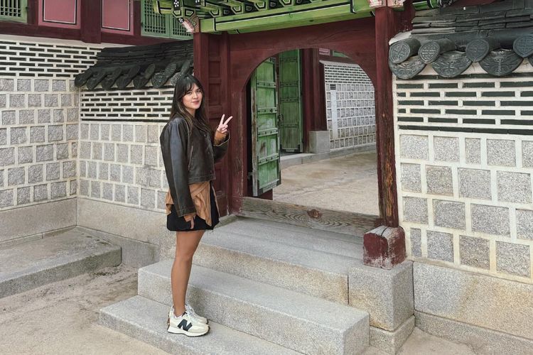 Raisa Andriana selalu tampil chic dengan rok dan mini dress. Simak 10 gaya casual-nya yang bisa jadi inspirasi outfit sehari-hari yang stylish.