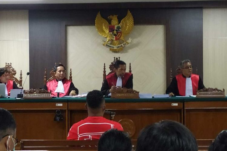 Sidang kedua kasus pelanggaran HAM berat Paniai di Pengadilan Negeri (PN) Makassar digelar, Rabu (28/9/2022). Dalam sidang kali ini, anggota polisi, Brigadir Andi Richo Amir (32) sebagai saksi terdakwa Mayor (Purn) Isak Sattu mengungkap warga ditembak di depan Koramil.