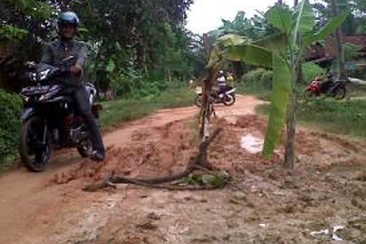 Jalan yang berlubang ini akibat aktifitas kendaraan berat membuat warga geram. Blokir jalan dengan tanam pohon pisang terpaksa dilakukan untuk mendapatkan perhatian pemda Koltim.