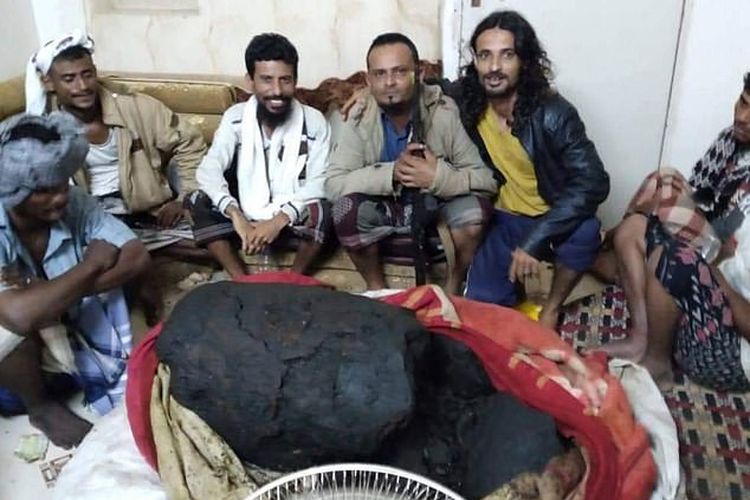 Tiga puluh lima nelayan di Yaman mendapatkan harta karun yang mengambang di laut, setelah menemukan ambergris senilai 1,1 juta poundsterling (Rp 22 miliar) dari dalam bangkai paus sperma.