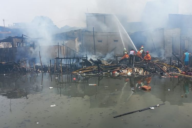 Kebakaran melanda permukiman rumah tinggal di Jalan Lagoa Kanal RT 09 RW 02, Kebon Bawang, Tanjung Priuk, Jakarta Utara, pada Kamis (7/10/2021). 