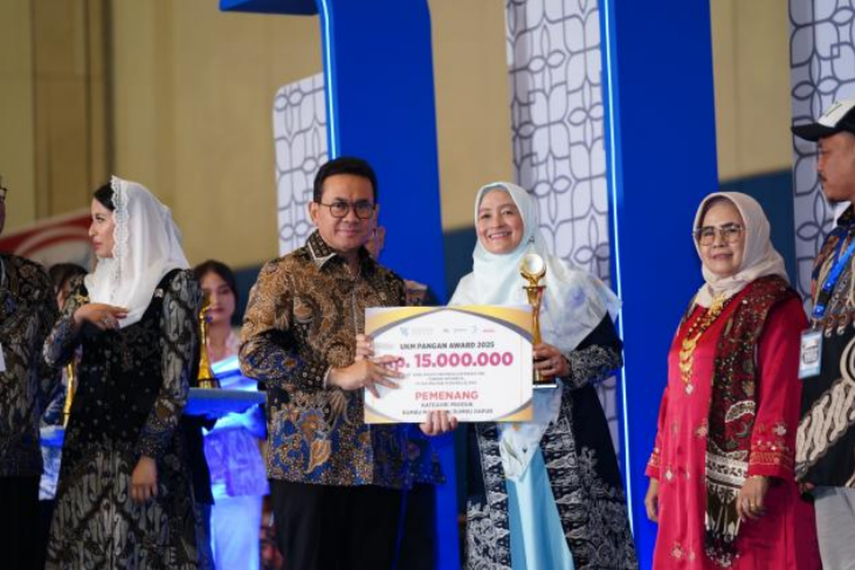 Menteri Perdagangan (Mendag) Budi Santoso (Busan) memberikan penghargaan UKM Pangan Award kepada sepuluh usaha mikro kecil dan menengah (UMKM) terbaik dari seluruh Indonesia.
