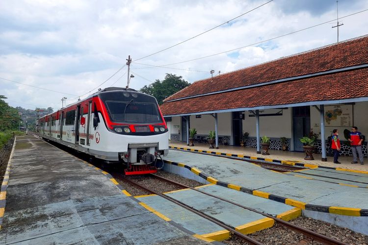 KA Batara Kresna di Stasiun Wonogiri.