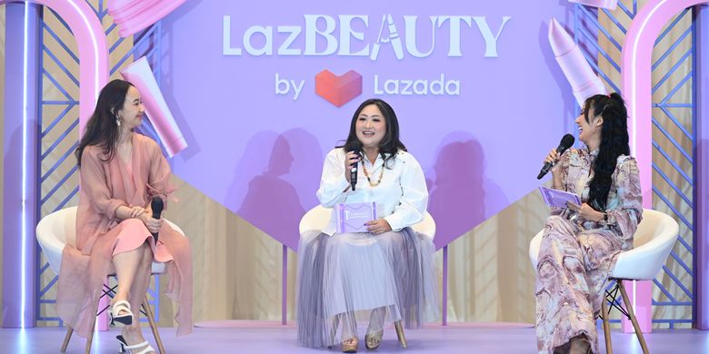 Influencer Putri Caya (kiri) dan Senior Vice President Category Director Lazada Indonesia Lia Kurtz (tengah) dalam acara perayaan satu tahun LazBeauty di Jakarta (10/10/2023).