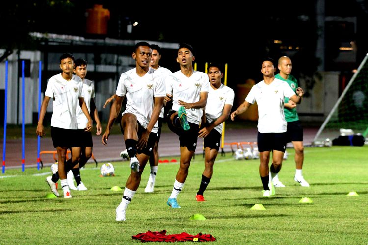 Jelang laga Kualifikasi Piala Asia U20 2023 pemain Timnas Indonesia latihan terakhir di Lapangan Thor Surabaya, Selasa (13/9/2022) malam.