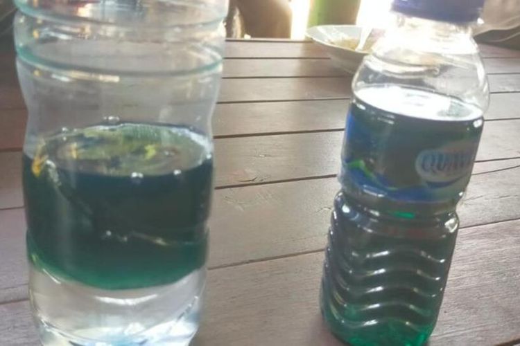 Polisi menyelidiki air sumur berwarna biru di Kampung Nagrog, Desa Pengasinan, Kecamatan Gunung Sindur, Kabupaten Bogor, Jawa Barat, Kamis (7/9/2023). Petugas telah mendata dan mengambil sampel air dari sumur warga.