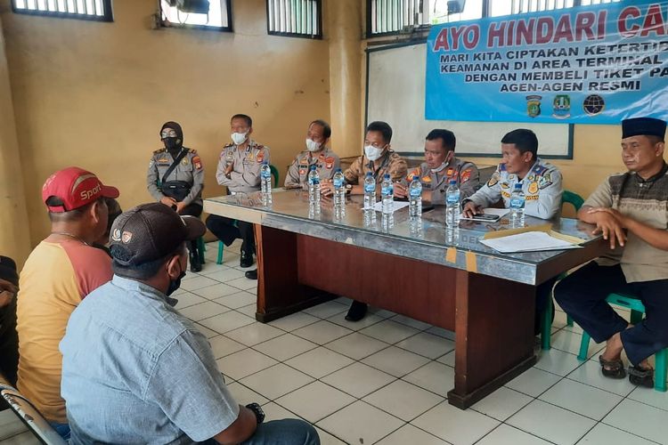 Evaluasi yang dilakukan oleh pihak kepolisian beserta dengan Dishub Kota Bekasi sebagai tindak lanjut atas penangkapan calo tiket bus yang terjadi di Terminal Induk Kota Bekasi, Jumat (13/5/2022).