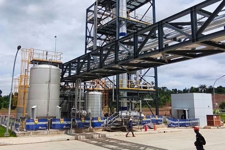 Tangki penampungan etanol. 
