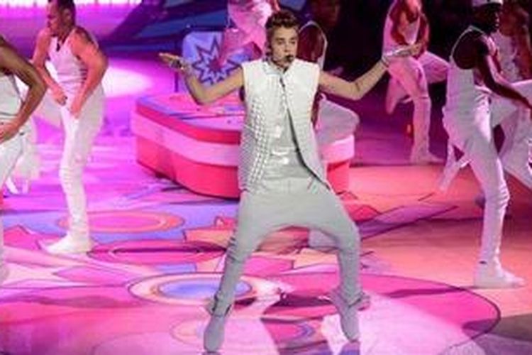 Justin Bieber menyanyi di panggung peragaan pakaian dalam Victorias Secret di New York (AS), Rabu (7/11/2012) waktu setempat.