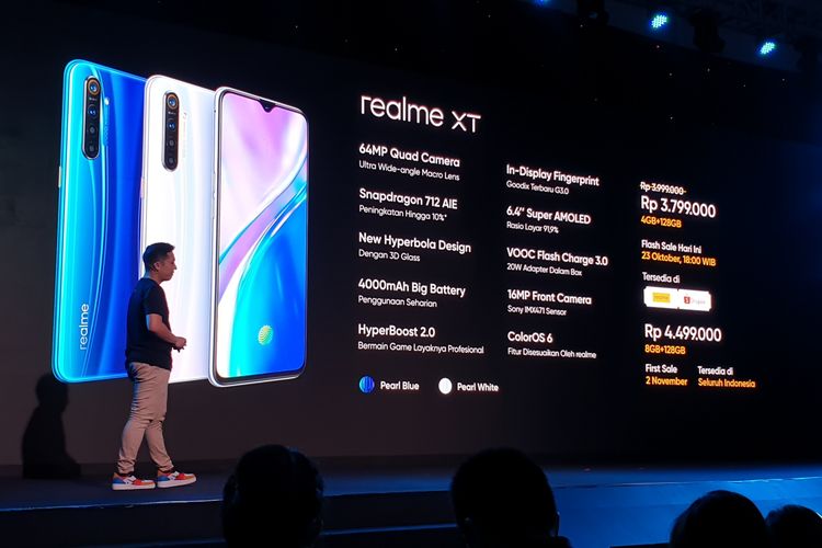 Felix Christian, Product Manager Realme Indonesia menmaparkan spesifikasi dan harga Realme XT saat acara peluncuran di Jakarta, Rabu (23/10/2019).