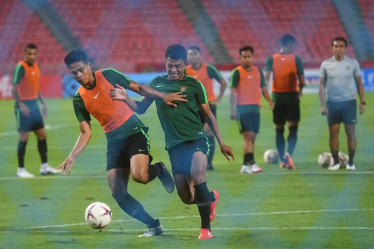 Sejumlah pesepak bola Timnas Indonesia berlatih menjelang laga lanjutan Piala AFF 2018 melawan Thailand, di Stadion Nasional Rajamangala, Bangkok, Thailand, Jumat (16/11/2018).  