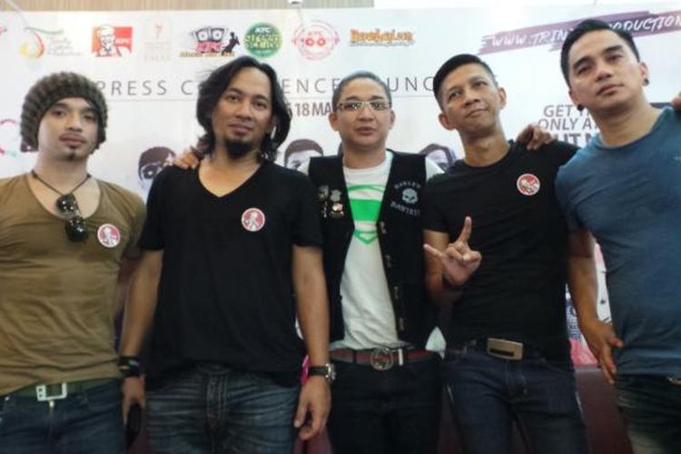 Grup band Ungu yang terdiri dari (kiri ke kanan) Oncy, Makki, Pasha, Rowman, dan Enda, diabadikan usai peluncuran album Mozaik, di kawasan Kemang, Jakarta Selatan, Rabu (18/3/2015).