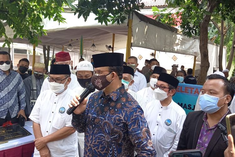 Gubernur DKI Jakarta Anies Baswedan saat menghadiri peletakan batu pertama pembangunan Masjid At-Tabayyun, Taman Villa Meruya, Jakarta Barat, Jumat (27/8/2021). 