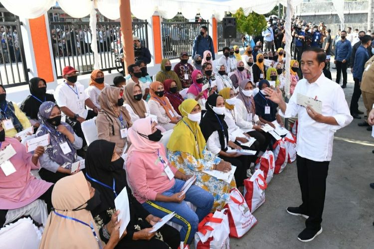 Presiden Joko Widodo saat meninjau penyaluran BSU dan BLT BBM di Kantor Pos Baubau, Kota Baubau, pada Selasa (27/9/2022).