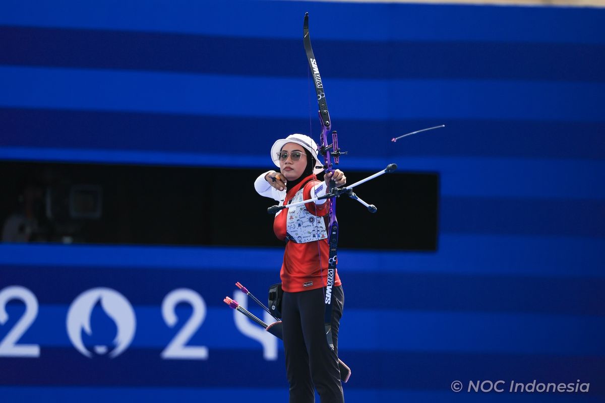 Diananda Choirunisa kala beraksi melawan wakil Belanda Laura van der Winkel pada babak 64 besar panahan perseorangan putri Olimpiade Paris 2024 di Esplanade des Invalides, Paris, 30 Juli 2024. Artikel ini berisi jadwal Indonesia di Olimpiade Paris 2024. 