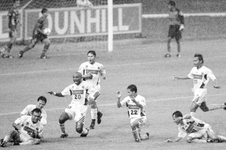 Kegembiraan para pemain Mastrans Bandung Raya seusai menang atas PSM Makassar pada final Liga II di Senayan, 6 Oktober 1996.