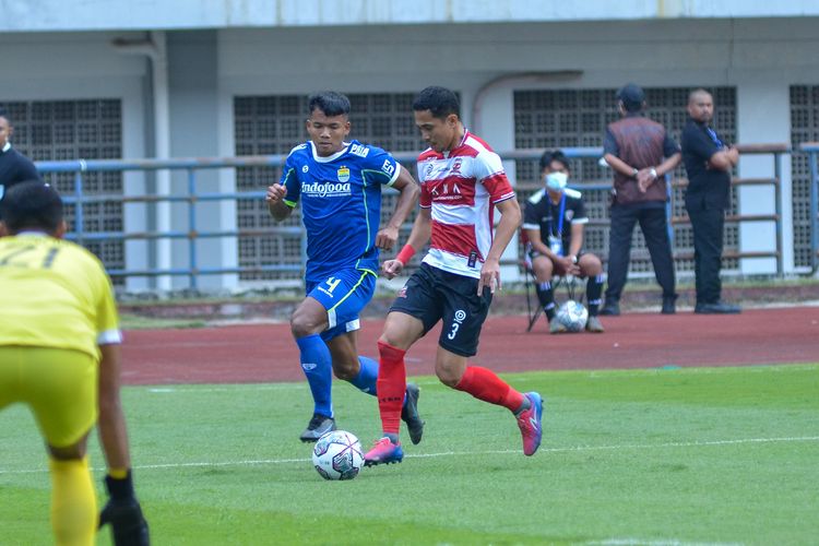 Pemain muda Persib Bayu Fiqri dan bek kiri Madura United Reva Adi hendak berebut bola dalam pertandingan Liga 1 2022-2023, Sabtu (30/7/2022) di Stadion Gelora Bandung Lautan Api (GBLA).