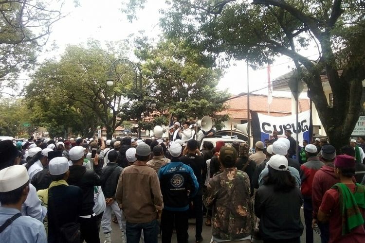 Kelompok Massa tengah melakukan aksi dukungan terhadap Bahar Bin Smith di Pengadilan Negeri Bandung, Kota Bandung, Jawa Barat, Kamis (28/2/2019).