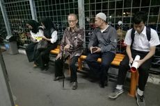 Cerita di Balik Foto Syafii Maarif Menunggu Kereta di Stasiun Tebet