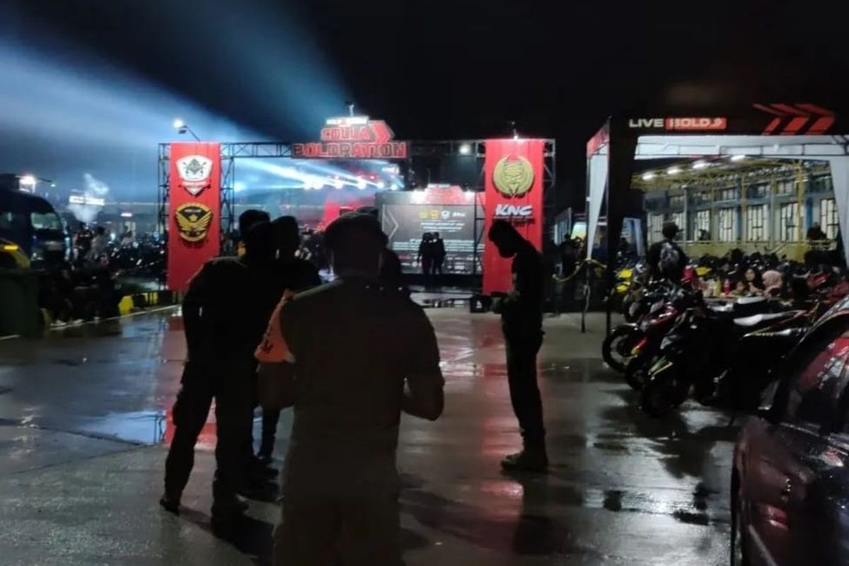 Satpol PP Depok membubarkan acara komunitas motor karena menampilkan pertunjukkan sexy dancer di area parkir Terminal Jatijajar, Depok pada Sabtu (15/10/2022). (Dokumen Satpol PP Depok)