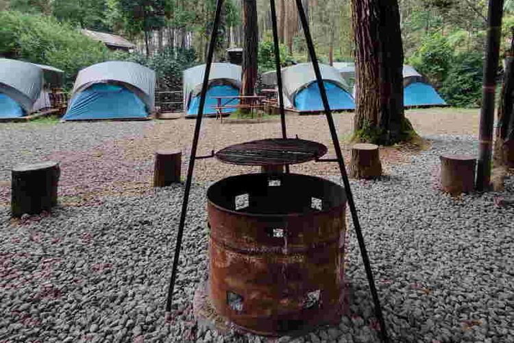 Ilustrasi camping di Muara Rahong Hills. 
