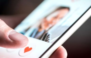 Ilustrasi Tinder. Lulusan baru dan profesional muda di China memanfaatkan Tinder untuk mencari pekerjaan.