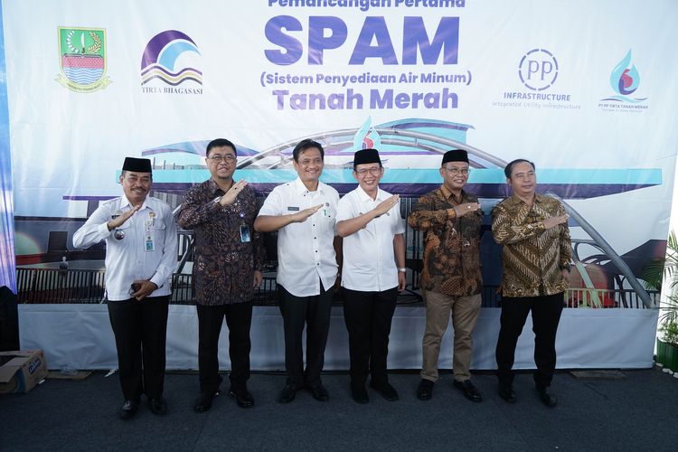 Pemancangan tiang pertama SPAM Tanah Merah, Bekasi, Jawa Barat, Rabu (22/6/2022).