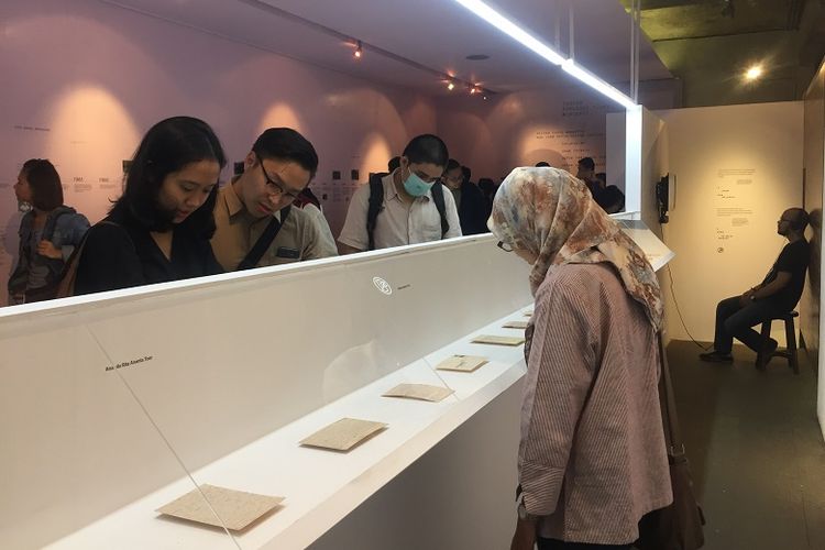 Pengunjung berada di bagian ruang pameran Catatan dan Arsip melihat koleksi pameran Namaku Pram: Catatan dan Arsip di Dia.Lo.Gue Artspace, Kemang, Jakarta, Sabtu (21/4/2018). Pameran tersebut berusaha menghadirkan sosok Pramoedya Ananta Toer lewat lembar-lembar ensiklopedi yang belim sempat jadi, foto-foto pudar dan berpuluh lembar surat, barang-barang milik Pram, dan lukisan serta gambar.