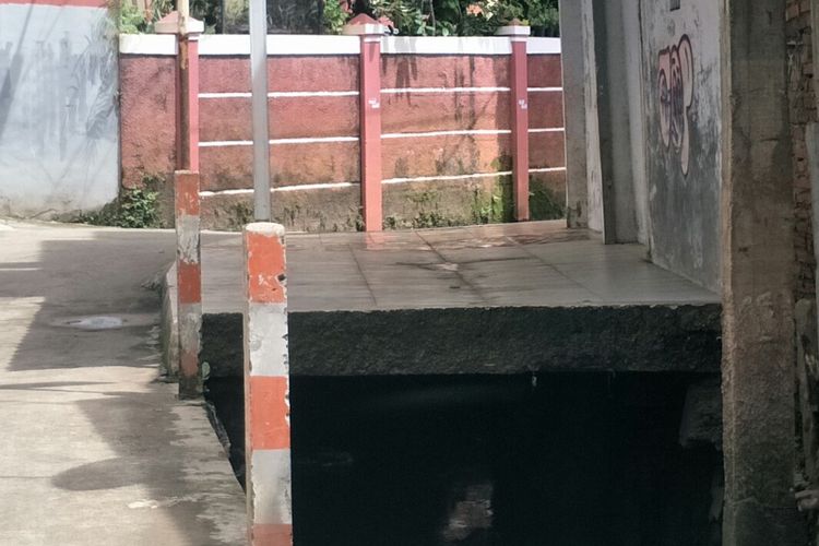 Sebuah beton cor berdiri di atas saluran air penghubung ke Kali Mampang. Lokasi itu berada di kawasan Bangka, Pela Mampang, Jakarta Selatan. 