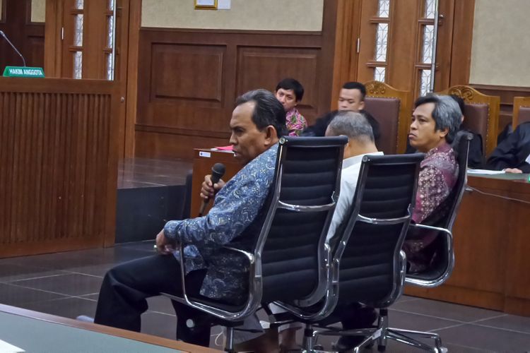 Mantan Sesditjen Bimas Islam Kemenag, Abdul Karim, saat bersaksi di Pengadilan Tipikor Jakarta, Kamis (10/8/2017).